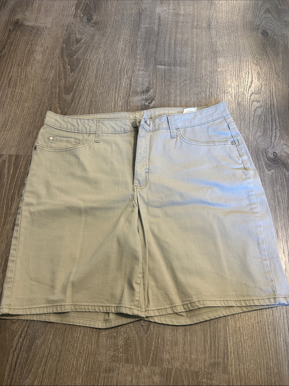 Women’s Casual Mid-Rise Khaki Shorts